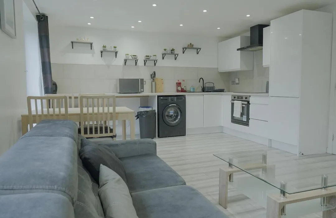 Lovely Modern 2 Bed Flat With Parking, Close To City Centre-1
