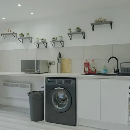 Lovely Modern 2 Bed Flat With Parking, Close To City Centre-2